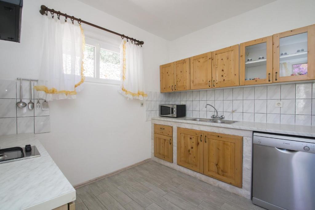 Kuchyň nebo kuchyňský kout v ubytování Seafront Apartment Dana