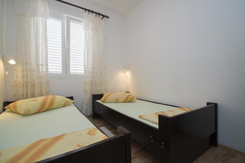 Postel nebo postele na pokoji v ubytování Seafront Apartment Dana