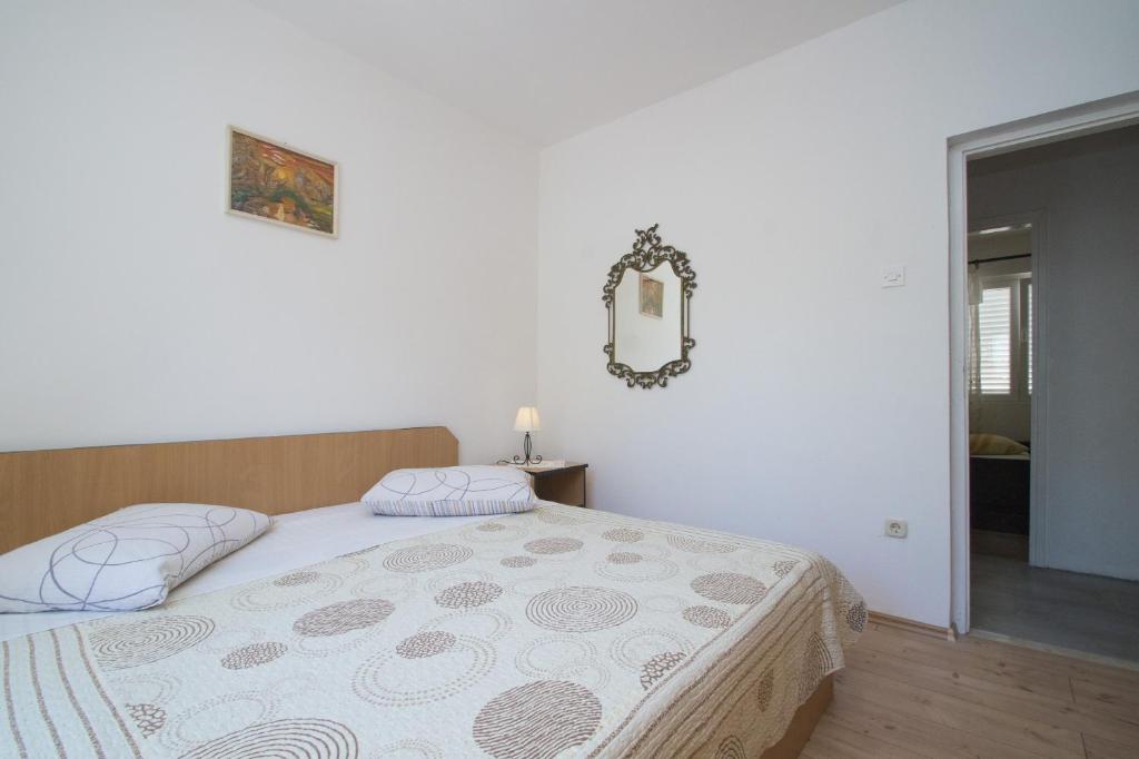 Postel nebo postele na pokoji v ubytování Seafront Apartment Dana