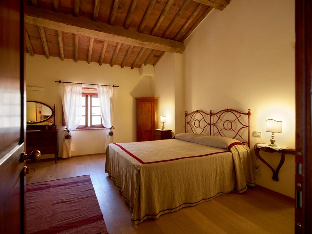 Postel nebo postele na pokoji v ubytování Relais Borgo Petrognano
