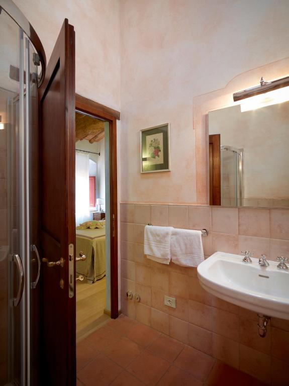 Koupelna v ubytování Relais Borgo Petrognano