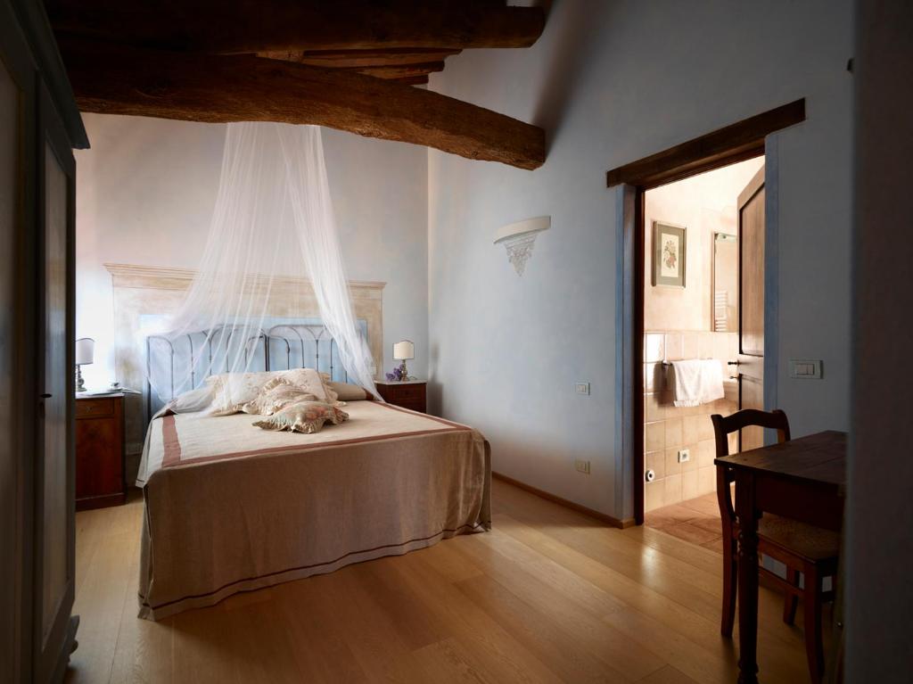 Postel nebo postele na pokoji v ubytování Relais Borgo Petrognano
