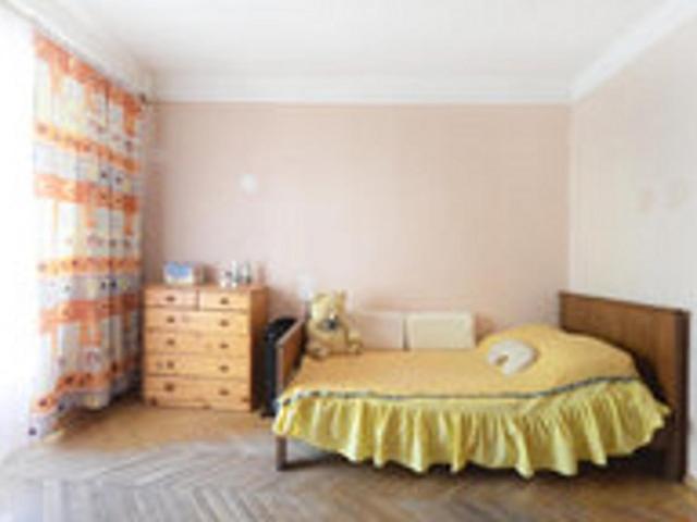 um quarto com uma cama e uma cómoda em Comfortable isolated turnkey room near the subway and the International Exhibition Center em Kiev