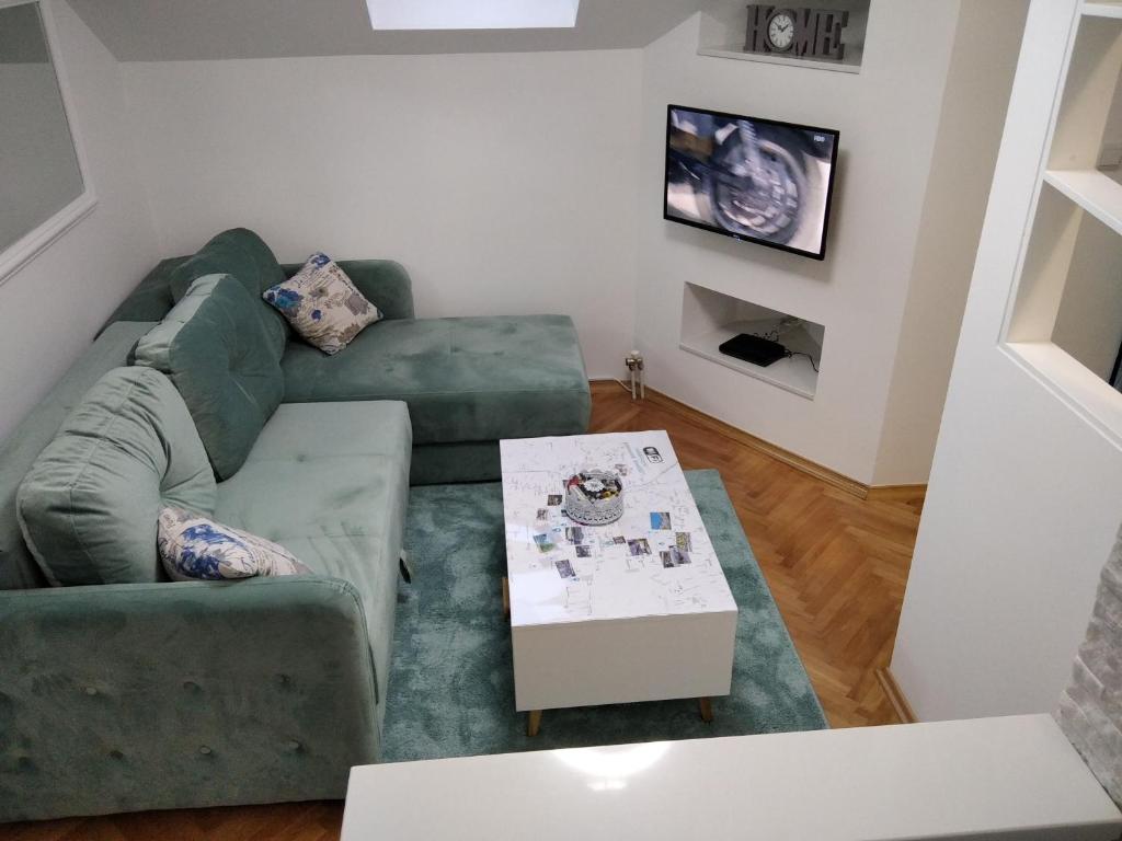 - un salon avec un canapé et une table dans l'établissement Apartman Lana, à Bijeljina