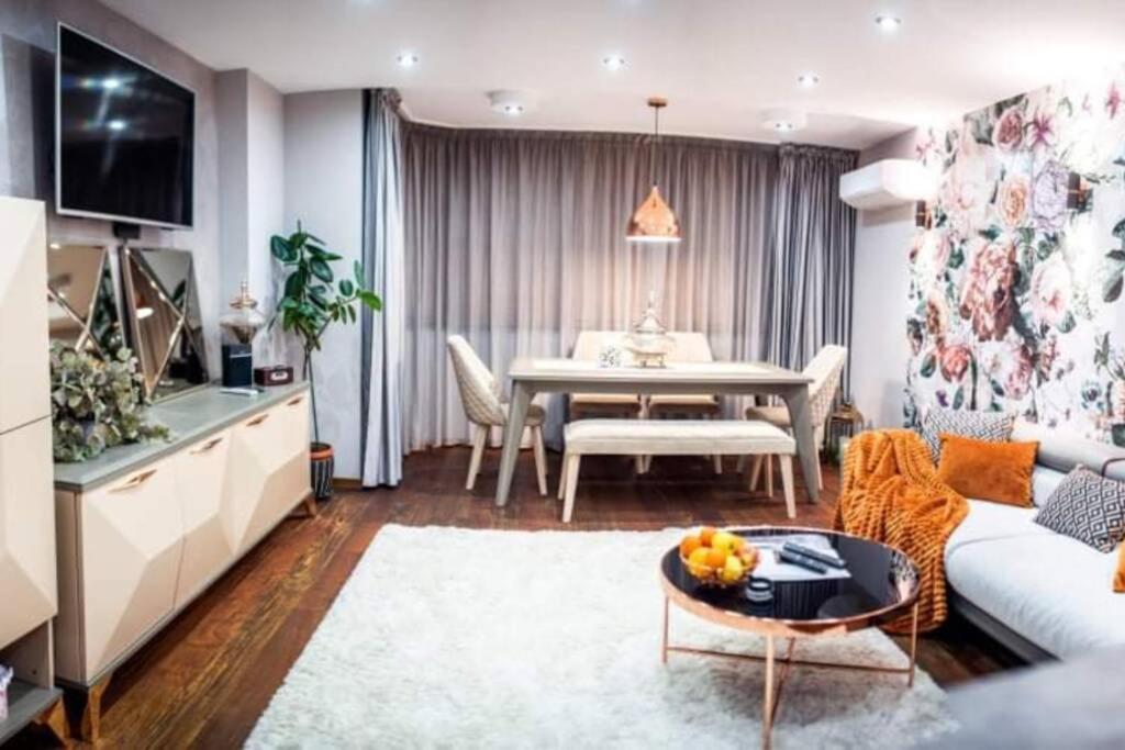 una sala de estar con un sofá y una mesa en A&K COZY ART Studio 1, en Varna