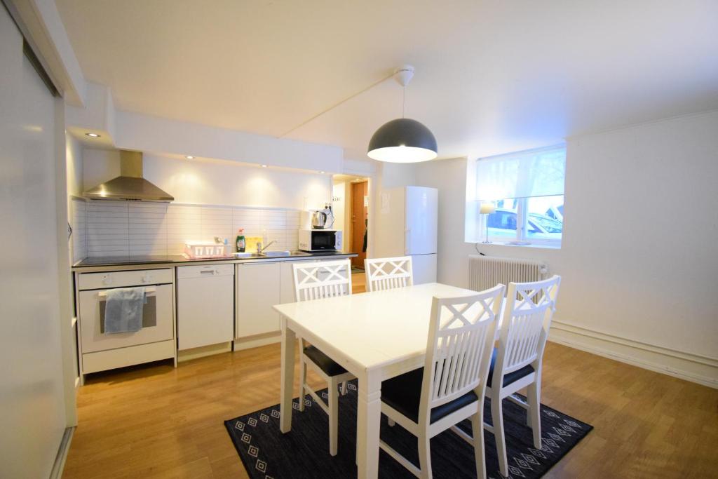 - une cuisine et une salle à manger avec une table et des chaises dans l'établissement Apartment in central Kiruna 7, à Kiruna