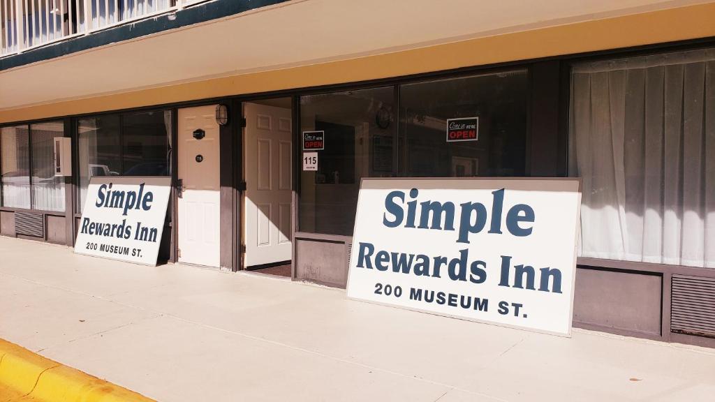 zwei Schilder an den Vordertüren eines Gebäudes in der Unterkunft Simple Rewards Inn in Hilton Head Island