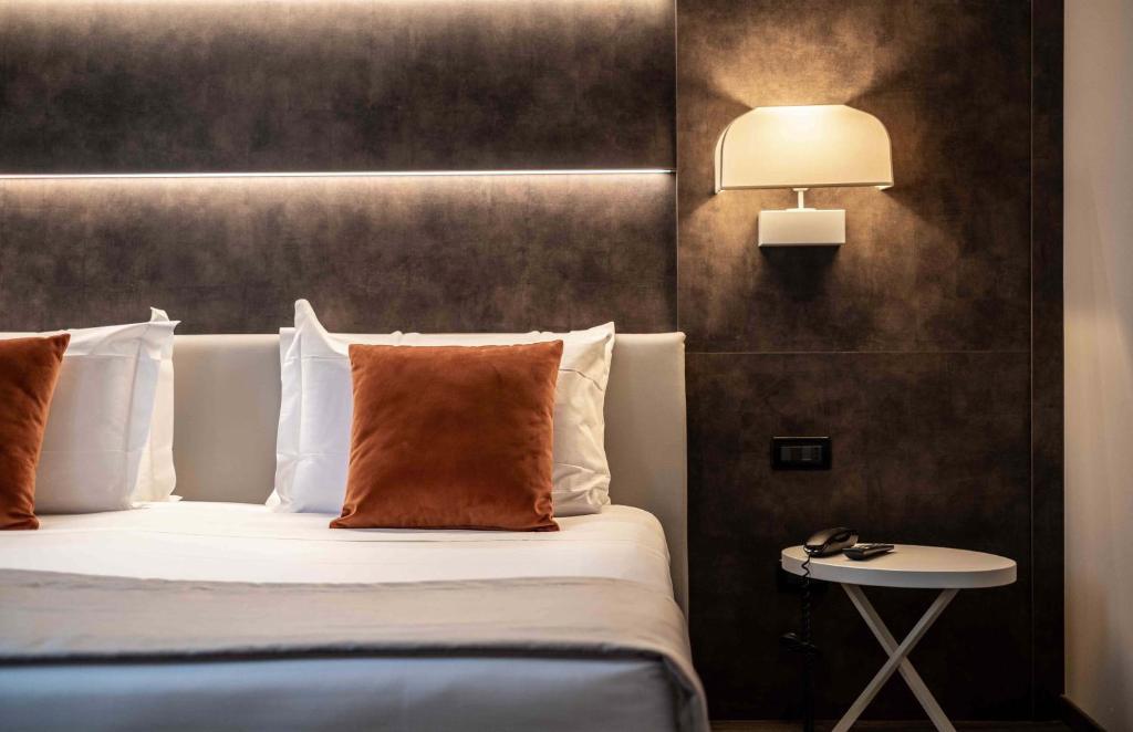 ein Schlafzimmer mit einem Bett mit einer Lampe und einem Tisch in der Unterkunft La Pieve Hotel in Chiampo
