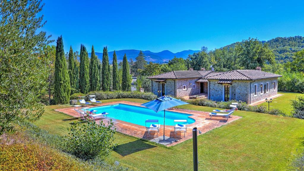 una casa con piscina en un patio en CORBARA 8&1, Emma Villas en Orvieto