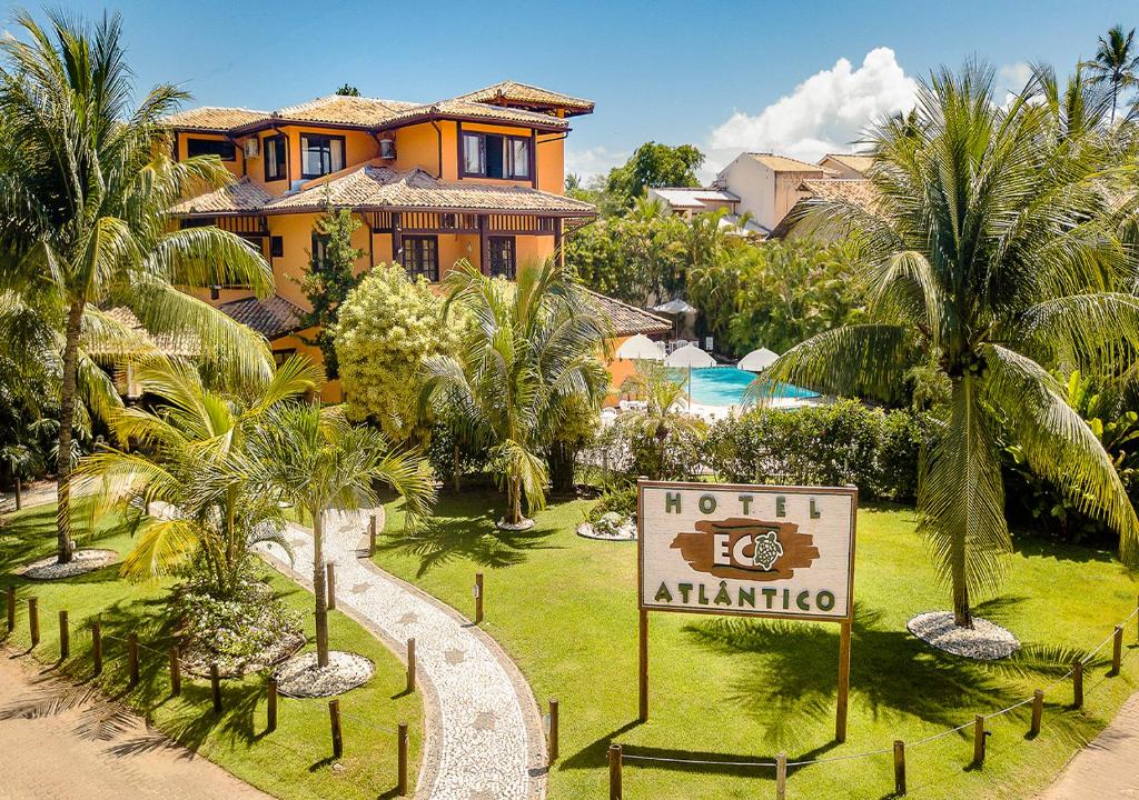 um sinal de hotel attlantic em frente a um resort em Hotel Eco Atlântico na Praia do Forte