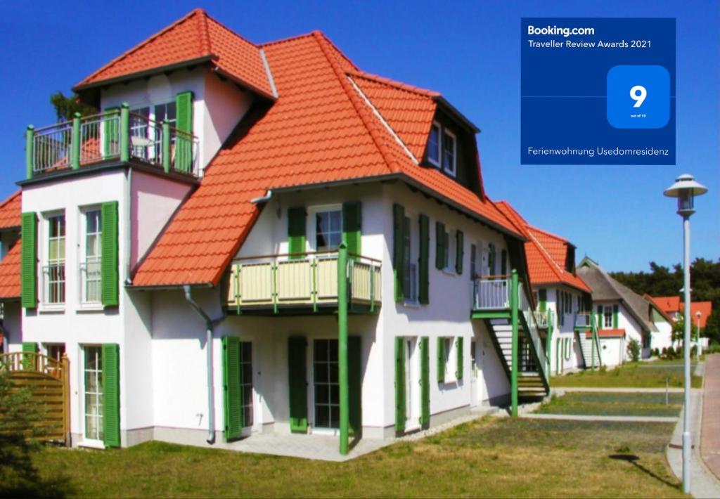 ein Bild eines Hauses mit orangefarbenem Dach in der Unterkunft Ferienwohnung Usedomresidenz in Ostseebad Karlshagen