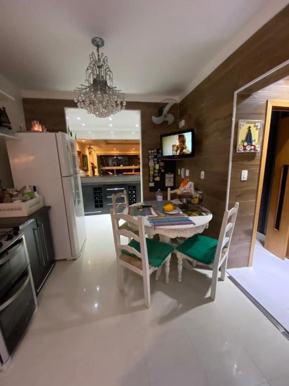  Apartamento acomoda 4 pessoas - Bairro Ponta da Praia - Santos SP