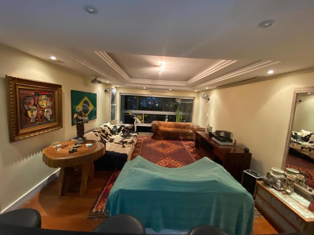  Apartamento acomoda 4 pessoas - Bairro Ponta da Praia - Santos SP