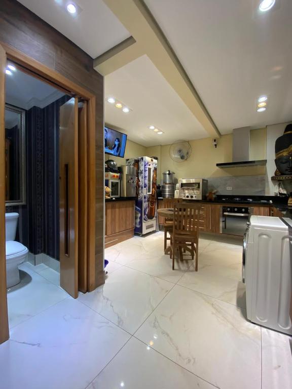  Apartamento acomoda 4 pessoas - Bairro Ponta da Praia - Santos SP