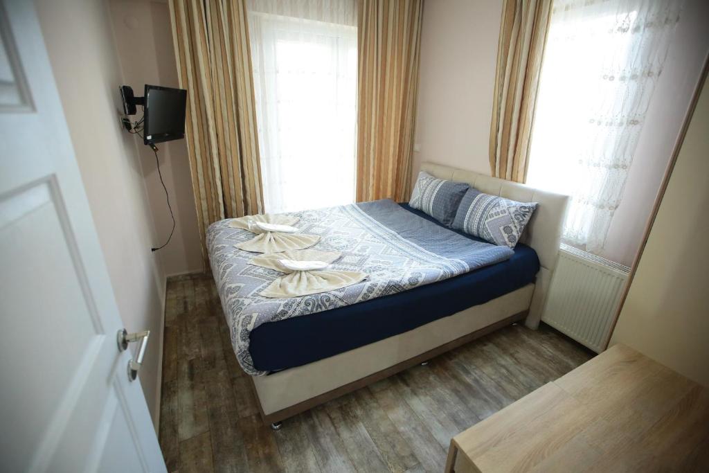 małe łóżko w małym pokoju z oknem w obiekcie Bella Suit Apart Hotel w mieście Isparta