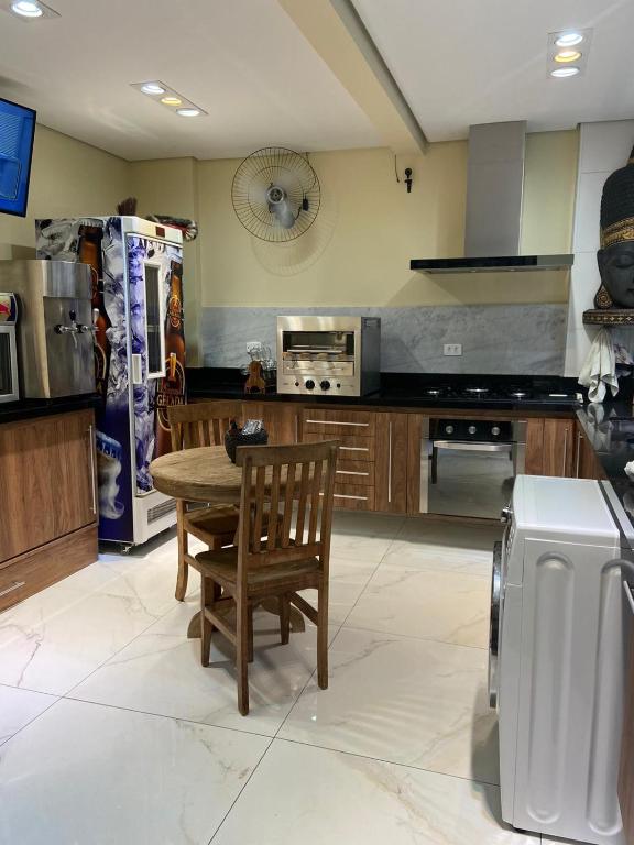  Apartamento acomoda 4 pessoas - Bairro Ponta da Praia - Santos SP