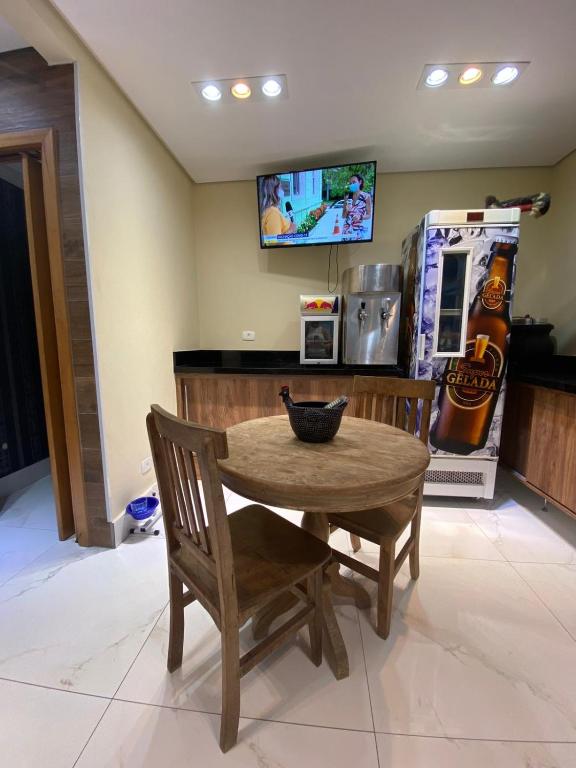  Apartamento acomoda 4 pessoas - Bairro Ponta da Praia - Santos SP