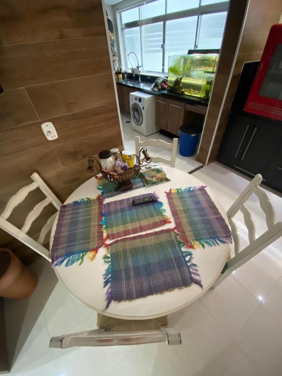 Apartamento acomoda 4 pessoas - Bairro Ponta da Praia - Santos SP