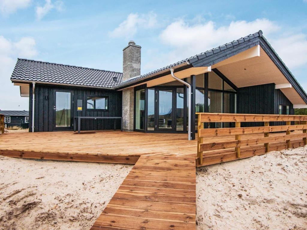 亨能史特蘭德的住宿－8 person holiday home in Henne，海滩上带木甲板的房子