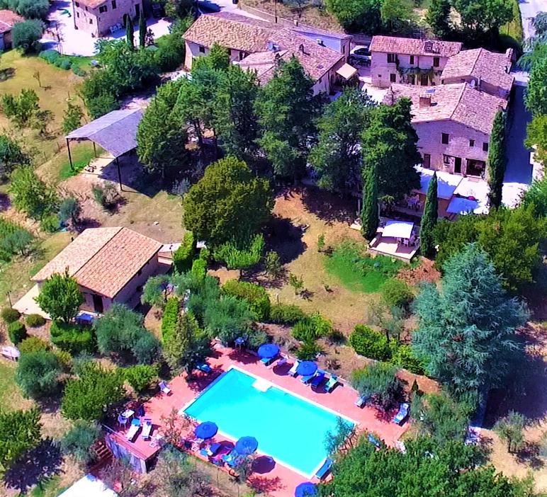 an aerial view of a house with a swimming pool at Agriturismo Camiano Piccolo in Montefalco