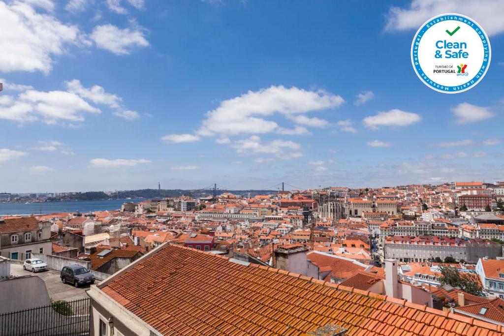 Breath-Taking River & City View Stunning 3 Bedrooms & 3 Bathrooms With AC Alfama Castle district 1st Floor Apartment