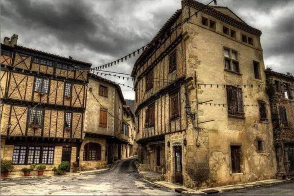 una vecchia strada in un centro storico con edifici di MAISON DE NOSTRADAMUS*** OCCITANIE INSOLITE ad Alet-les-Bains