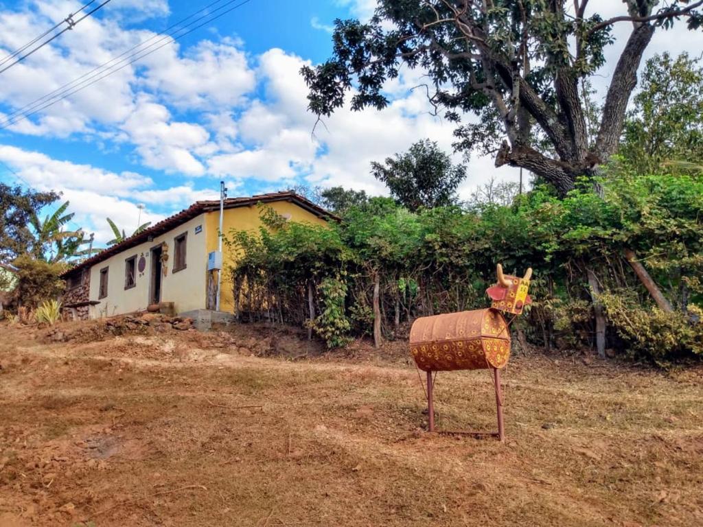 een standbeeld van een koe voor een huis bij Diamantina, Curralinho (Extração) in Diamantina
