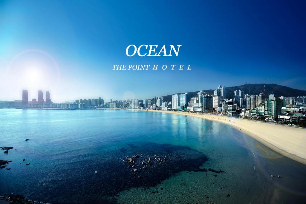 - une vue sur une plage avec une ville en arrière-plan dans l'établissement Ocean The Point Hotel, à Busan