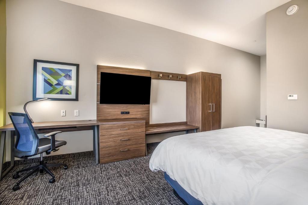 Holiday Inn Express & Suites Tulsa East - Catoosa by IHG - King Room - Hearing Accesible