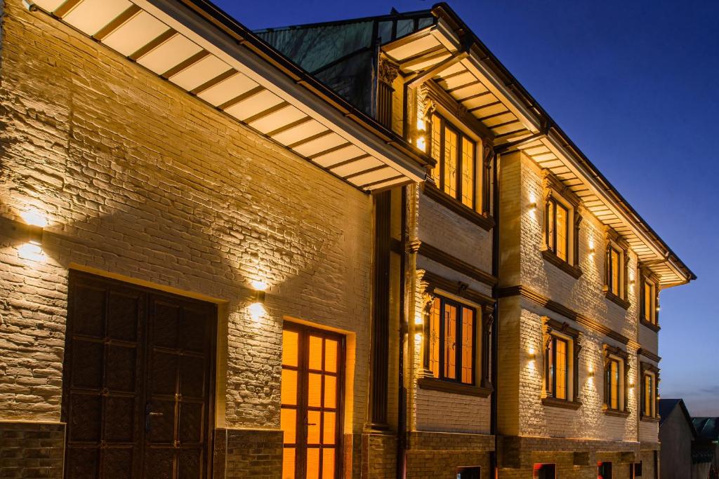 ein Backsteingebäude mit seitlicher Beleuchtung in der Unterkunft Usman in Samarkand