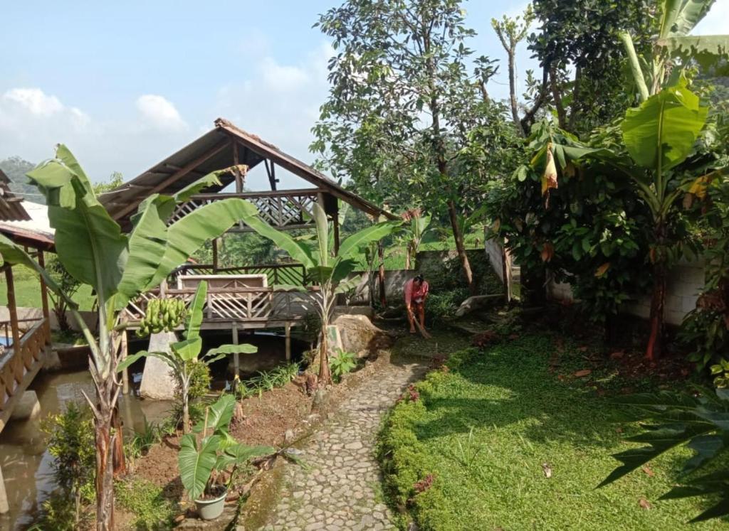 een tuin voor een huis bij De Salak Homestay in Bogor