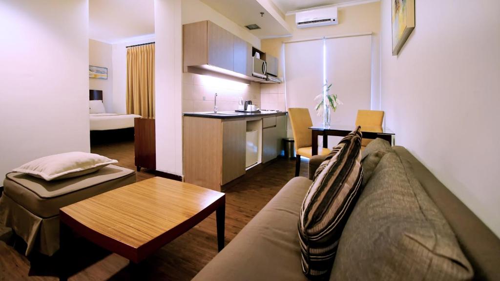 Kuchyň nebo kuchyňský kout v ubytování Grand Dafam Ancol Jakarta
