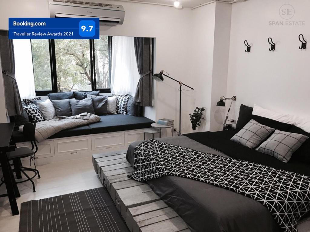 - une chambre avec un lit et un canapé dans l'établissement Stay in Style at Nimman R208, à Chiang Mai
