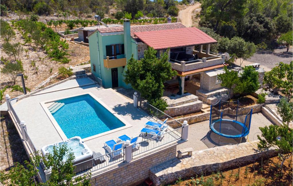 eine Luftansicht eines Hauses mit Pool in der Unterkunft Amazing Home In Cara With 3 Bedrooms, Wifi And Private Swimming Pool in Zavalatica