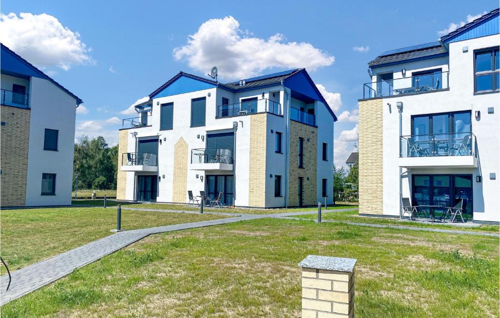 um edifício de apartamentos com um relvado em frente em Beautiful Apartment In Rechlin With House Sea View em Rechlin