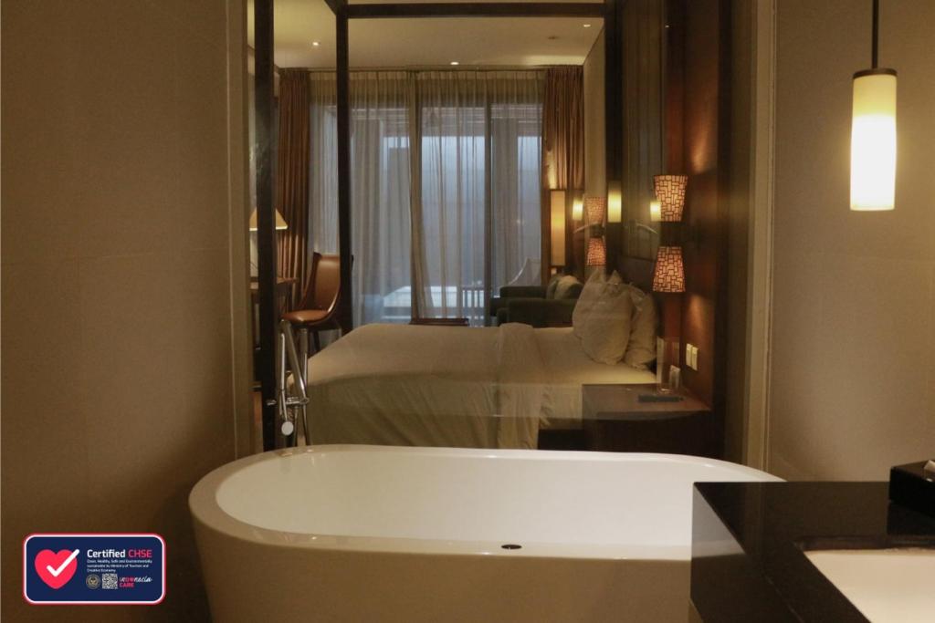 Koupelna v ubytování The Luxton Cirebon Hotel and Convention