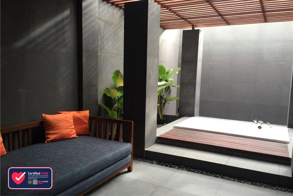 Postel nebo postele na pokoji v ubytování The Luxton Cirebon Hotel and Convention
