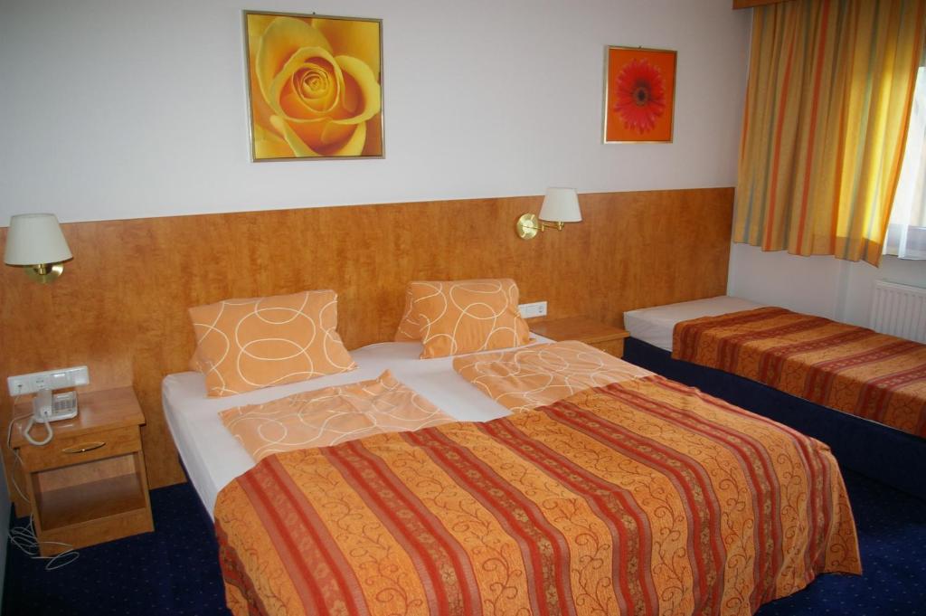Postel nebo postele na pokoji v ubytování Tennenwirt Hotel