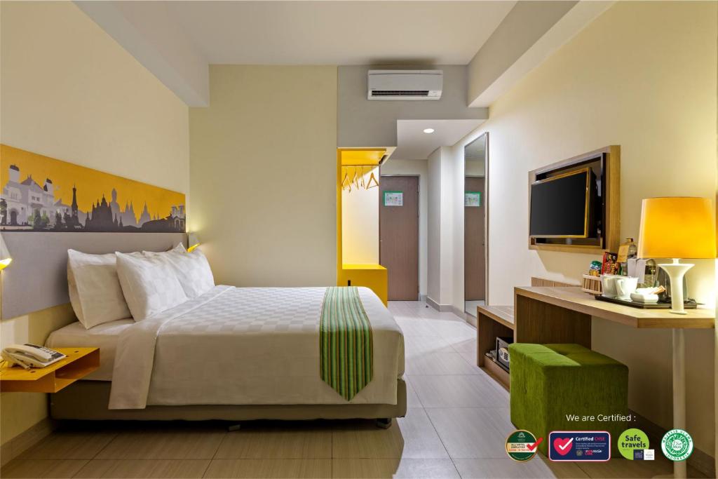 Postel nebo postele na pokoji v ubytování KHAS Malioboro Hotel