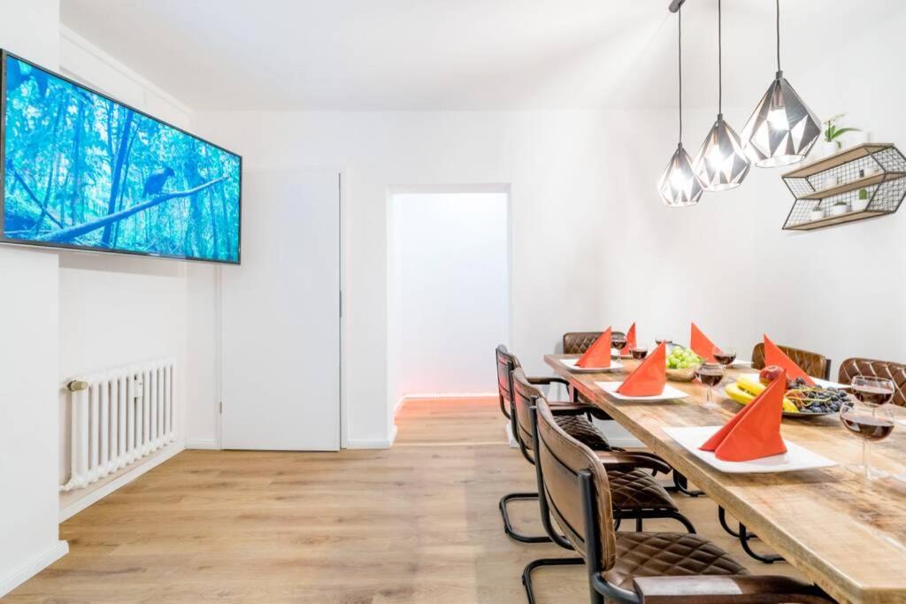 a dining room with a long table and chairs at El Gigante in Berlin