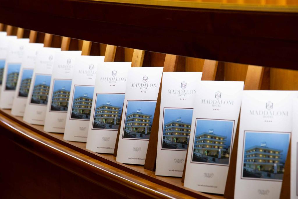 una fila de libros sobre un piano en Hotel Maddaloni, en Tufino