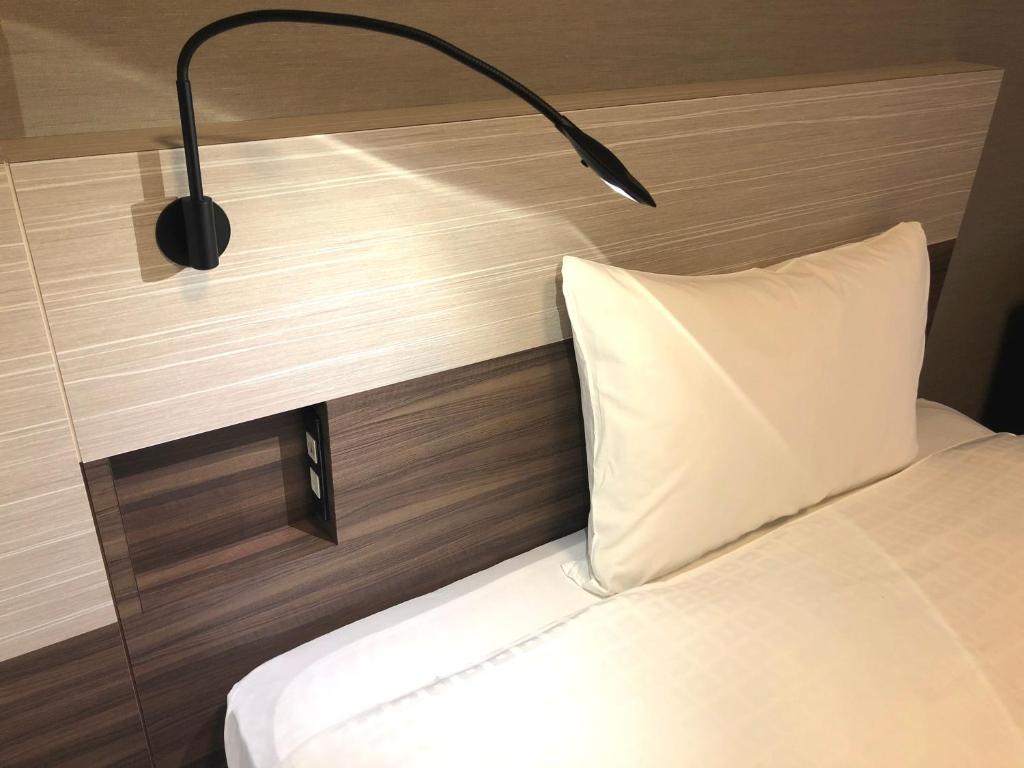 Postel nebo postele na pokoji v ubytování Smile Hotel Shin-osaka