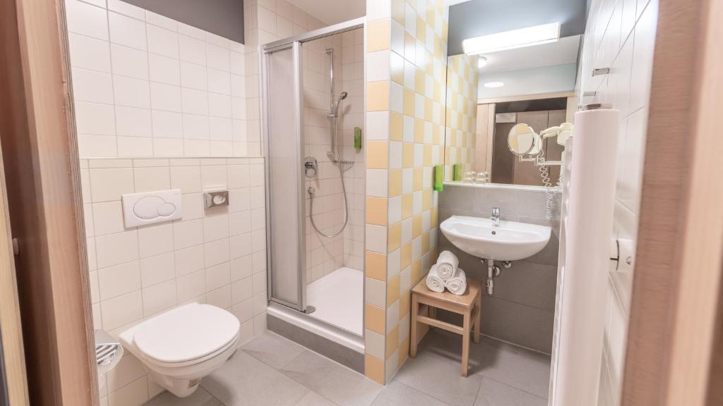 Koupelna v ubytování JUFA Hotel Montafon
