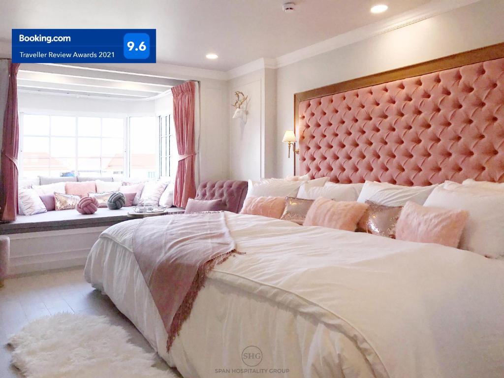 een slaapkamer met een groot bed en een groot raam bij Stay in Style at Nimman R912 in Chiang Mai