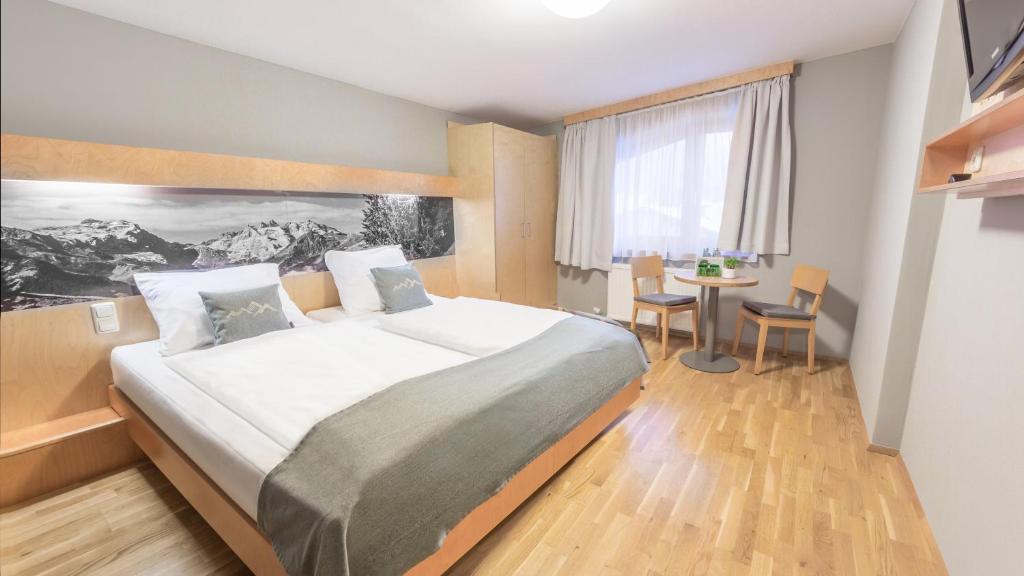 Postel nebo postele na pokoji v ubytování JUFA Hotel Montafon