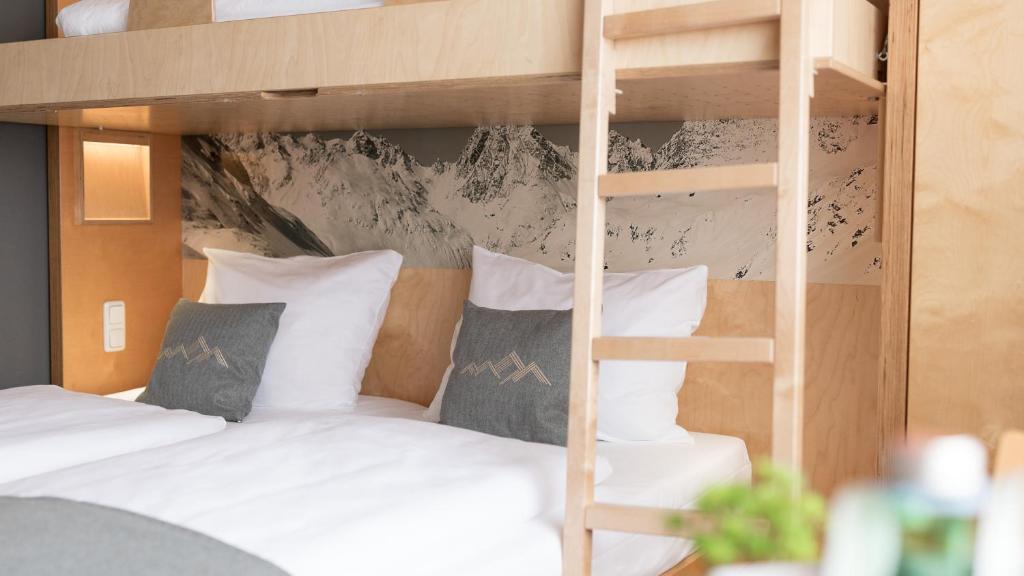 Postel nebo postele na pokoji v ubytování JUFA Hotel Montafon