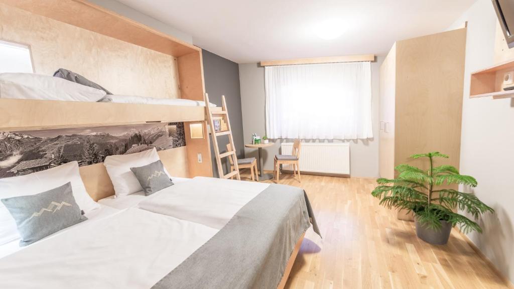 Postel nebo postele na pokoji v ubytování JUFA Hotel Montafon