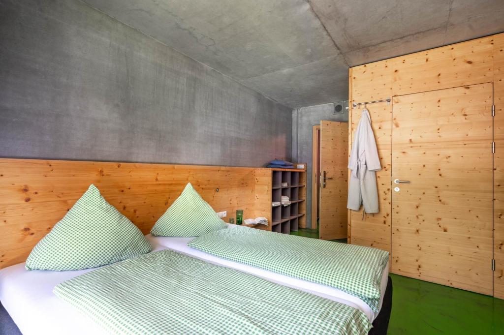 Postel nebo postele na pokoji v ubytování Base Aktivhotel Montafon