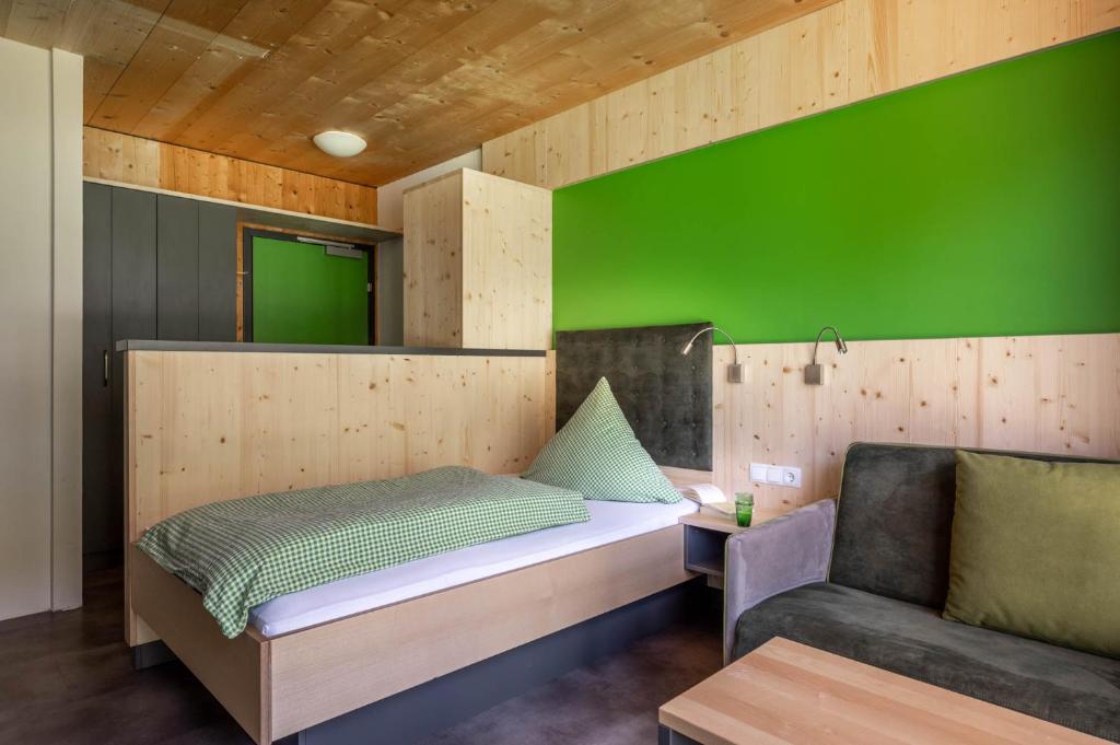 Postel nebo postele na pokoji v ubytování Base Aktivhotel Montafon