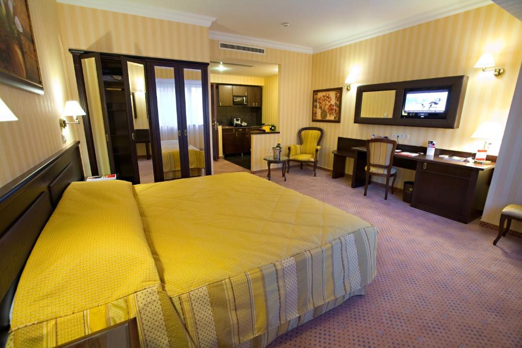 TV a/nebo společenská místnost v ubytování Ramada Hotel & Suites by Wyndham Bucharest North